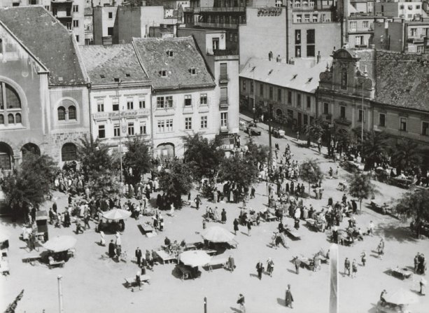 Pavol Poljak: Bratislava. Trh pred Kalvínskym kostolom (dnes Námestie SNP) Zdroj: SNG, Webumenia.sk