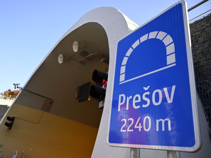 Dokončená časť obchvatu Prešova na diaľnici D1. V lete má byť hotový nadväzujúci úsek rýchlocesty R4 a jej ďalšiu časť si ide NDS objednať. Foto - TASR