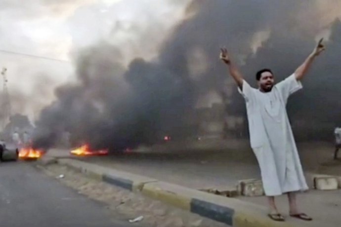 Na videosnímke muž vykrikuje heslá počas protestu v Chartúme. Foto - TASR/AP
