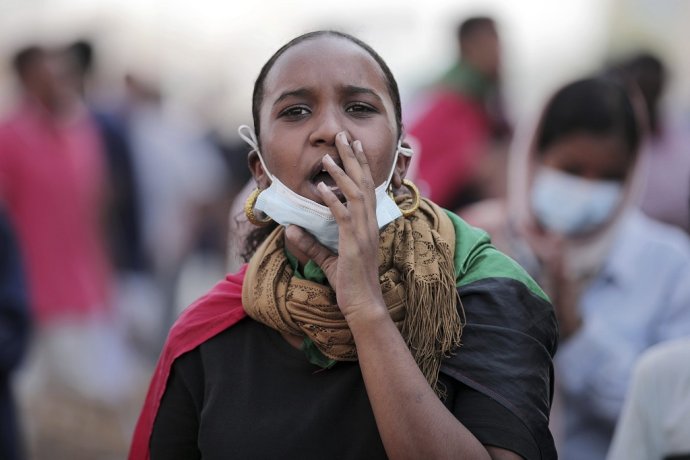 Žena na protestoch v meste Chartúm proti prevratu v Sudáne. Foto – TASR/AP