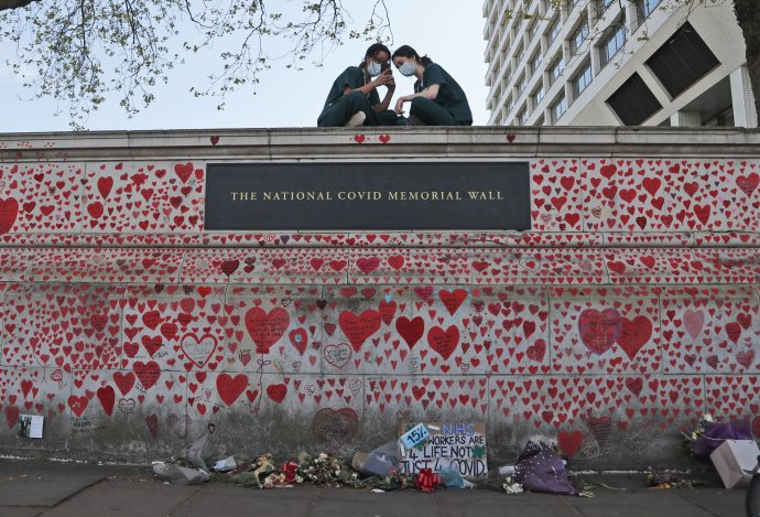 Národný pamätník obetiam covidu v Británii. Podľa parlamentnej správy britská vláda mohla zachrániť tisíce ľudí, ak by lockdown v marci 2020 zaviedla skôr. Foto - TASR/AP