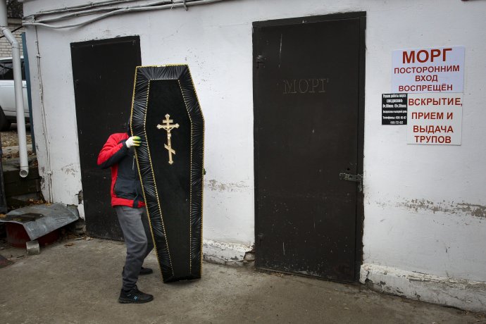 Zamestnanec pohrebnej služby v Nižnom Novgorode pripravuje truhlu pre pacienta, ktorý zomrel na covid v Nižnom Novgorode. Foto - TASR/AP