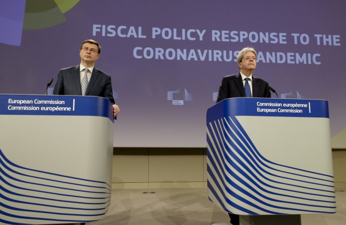 Na archívnej snímke podpredseda Komisie pre ekonomiku Valdis Dombrovskis (vľavo) a komisár pre hospodárstvo Paolo Gentiloni. Foto - TASR/AP