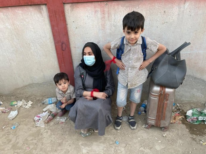 Kahkashan Koofiová so svojimi dvomi deťmi na letisku v deň, keď sa pokúšali ujsť z Afganistanu. Foto: Archív Kahkashan Koofiovej