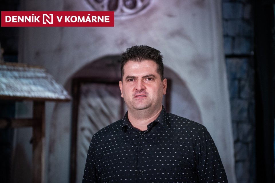 Jozef Černek a za ním kulisy na pódiu v Dome Matice slovenskej v Komárne. Foto N - Tomáš Hrivňák