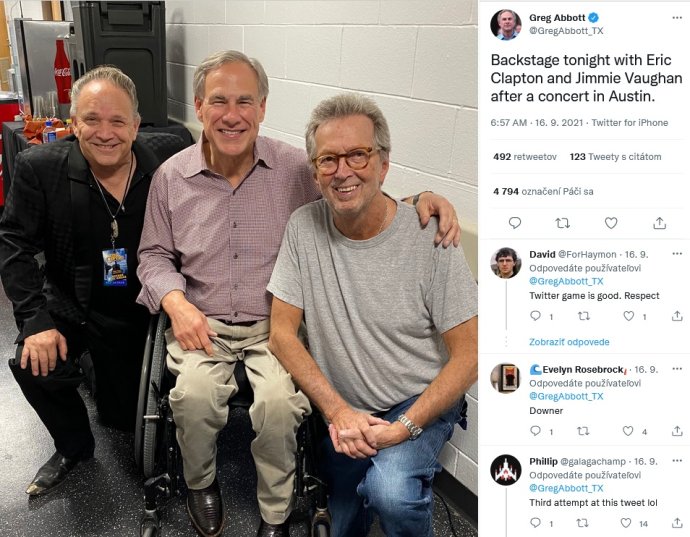 Eric Clapton (vpravo) s republikánskym guvernérom Texasu Gregom Abbottom a hudobníkom Jimiem Vaughanom.