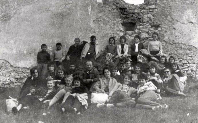 Štefan Jastrabík uprostred svojich žiakov počas školského výletu k zrúcanine kláštora sv. Kataríny v roku 1965. Foto: archív Štefana Jastrabíka.