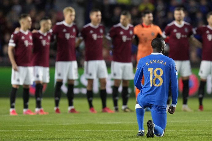 Glen Kamara a jeho pokľaknutie pred štvrtkovým zápasom v Prahe. Foto - TASR/AP