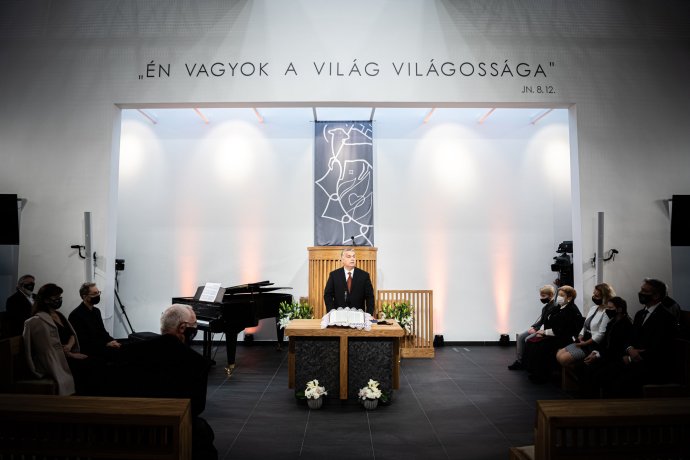 "Ja som svetlo sveta." Viktor Orbán v reformovanom kostole v maďarskej obci Csömör v októbri 2020. Foto - FB Viktora Orbána