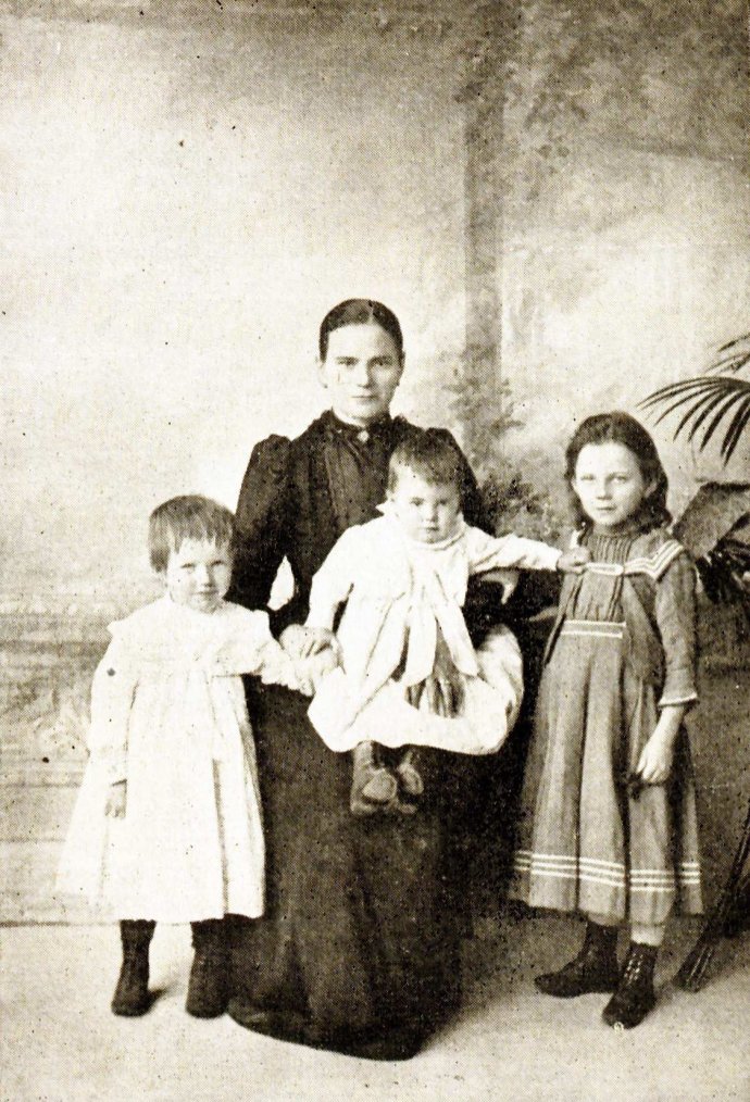 Marina Paulíny asi šesťročná (najväčšia z detí) s matkou a sestrami Vierou a Ľudmilou.
