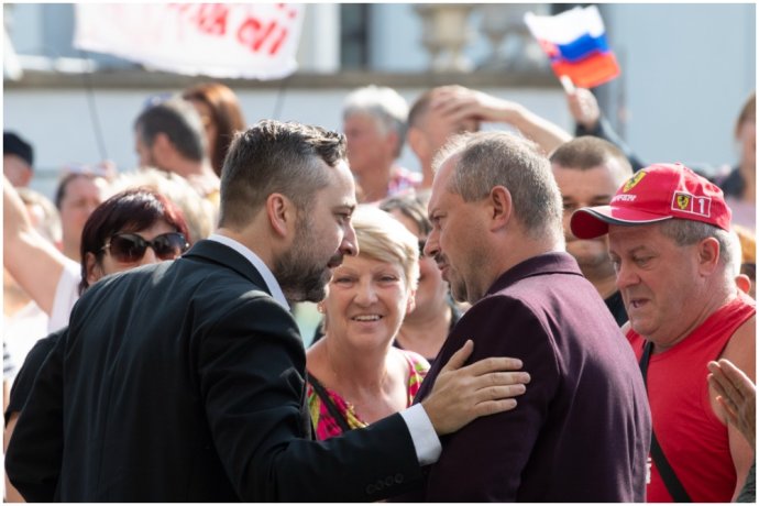 Poslanec Smeru Ľuboš Blaha a Marian Kotleba na protivládnom proteste pred parlamentom. Foto - TASR