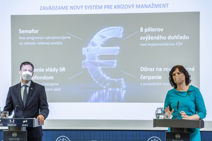 Premiér Heger a vicepremiérka Remišová počas aprílovej tlačovky Eurofondy - čo sa za 7 rokov zmeškalo, musia rezorty dobehnúť za 3 roky. Foto - TASR