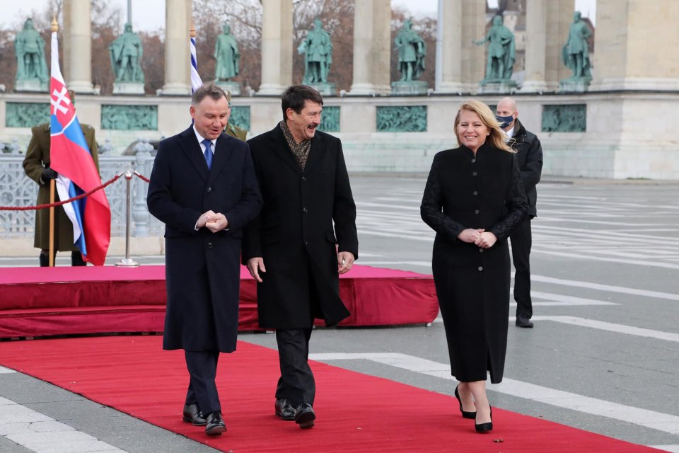 Zuzana Čaputová na samite V4 v Budapešti s prezidentmi Poľska a Maďarska Andrzejom Dudom a Jánosom Áderom. Foto - Facebook Zuzany Čaputovej