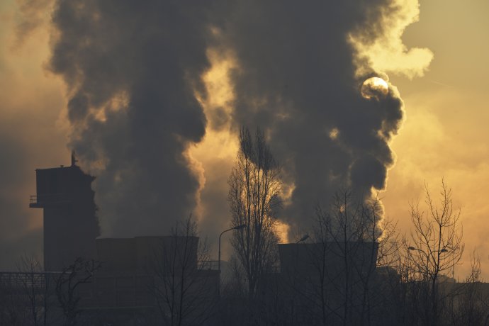 Smogové epizódy v okolí Košíc zhoršujú aj dymiace komíny oceliarní. Foto - TASR