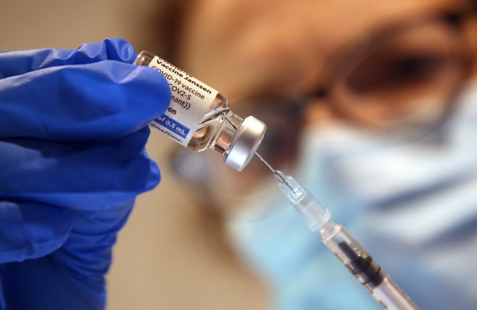 Americké centrum pre kontrolu a prevenciu chorôb (CDC) odporúča preočkovať sa už dva mesiace (a viac) po prvej dávke vakcíny Janssen. Foto – AP
