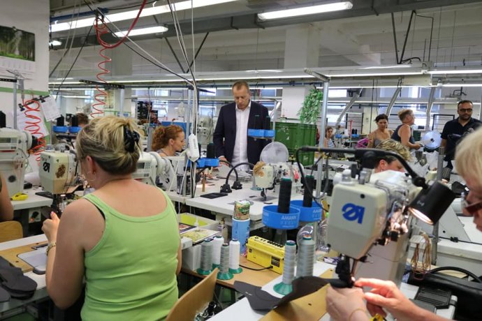 Boris Kollár na návšteve vo výrobe firmy z Partizánskeho. Foto – Artra