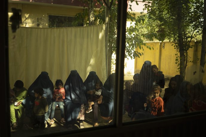 Afganské ženy s deťmi čakajú na vyšetrenie pred ordináciou. Foto - AP