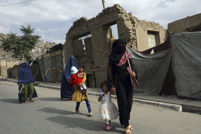 Afganské ženy a deti v uliciach Kábulu. Foto - TASR/AP