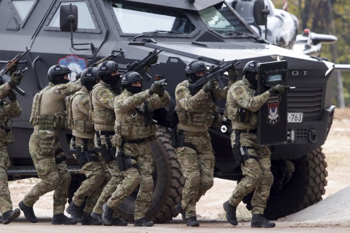 Policajné jednotky bosnianskych Srbov v októbri uskutočnili cvičenie v horách pri Sarajeve. Srbi v Bosne by po novom chceli mať aj samostatnú armádu. Foto - TASR/AP