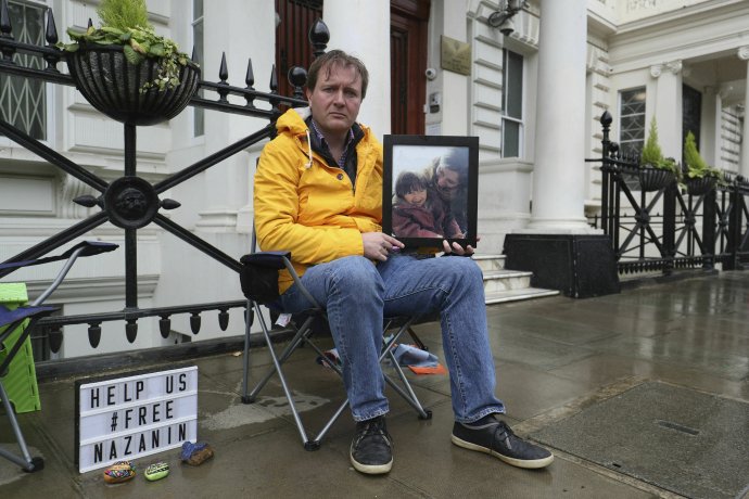 Richard Ratcliffe drží fotografiu svojej manželky a ich dcéry počas hladovky pred iránskym veľvyslanectvom v Londýne. Foto - TASR/AP
