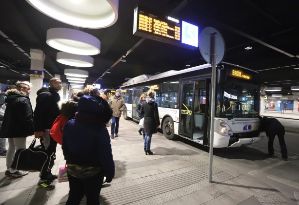 Na snímke obnovená premávka prímestskej autobusovej dopravy na stanici v Banskej Bystrici po jej niekoľkodňovom prerušení v januári 2020. FOTO - TASR