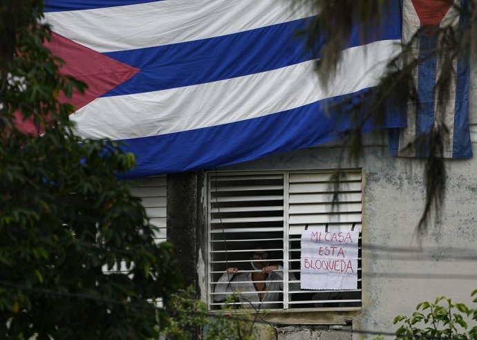 Yunior García Aguilera v svojom policajtmi obliehanom dome. Na okno pripevnil nápis: Môj dom je zablokovaný." Foto - TASR/AP