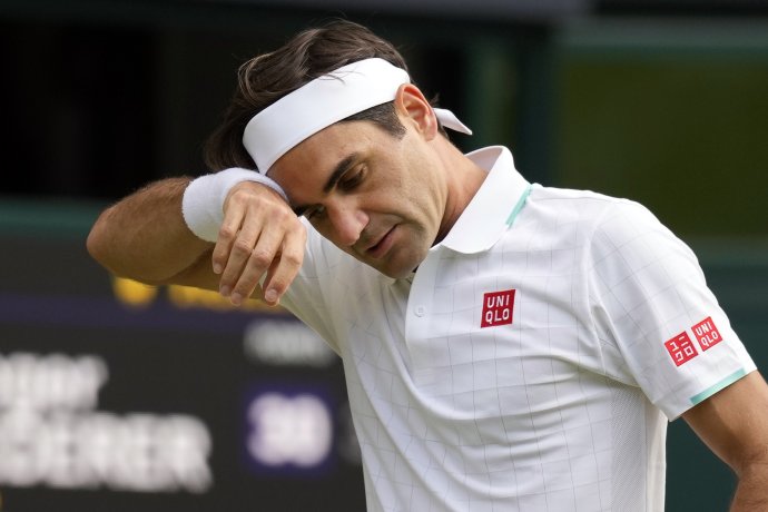 Roger Federer vo svojom doteraz poslednom zápase na Wimbledone 2021. Foto - TASR/AP