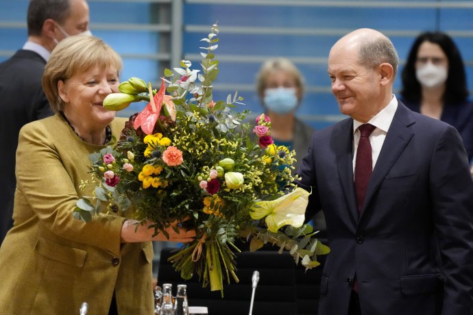 Angela Merkelová a Olaf Scholz. Foto – TASR/AP