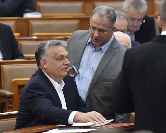 Premiér Viktor Orbán s vládnym poslancom Lajosom Kósom v maďarskom parlamente. Foto - TASR/AP