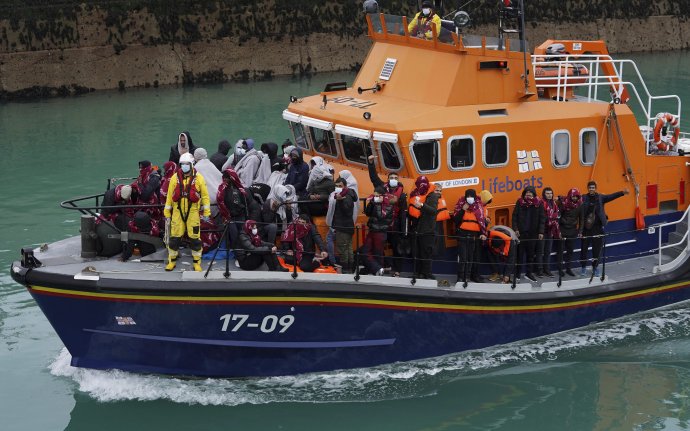 Záchrana migrantov v britskom prístave Dover. Foto – tasr/ap