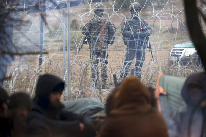 Migranti na poľsko-bieloruskej hranici. Foto - TASR/AP