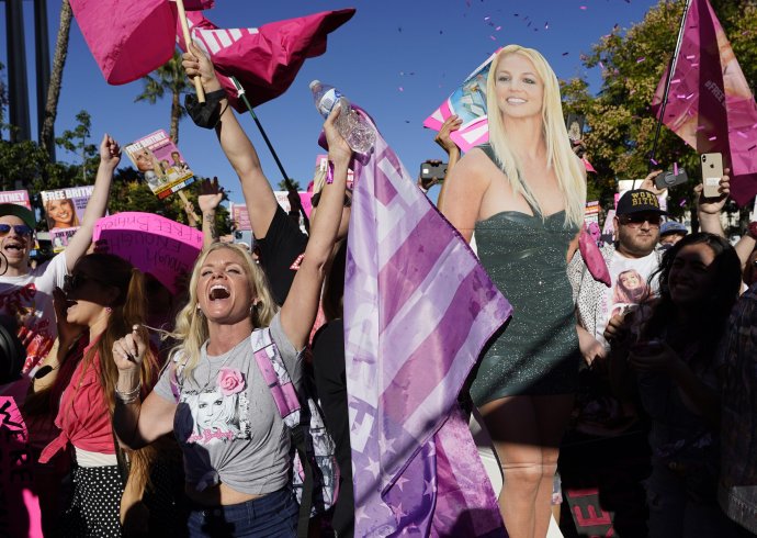 Fanúšikovia oslavujú oslobodenie Britney Spears. Foto - TASR/AP