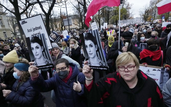 V sobotu Poľky a Poliaci demonštrovali pred budovou Ústavného súdu vo Varšave, ktorý zákon o potratoch minulý rok schválil. Foto: TASR/AP
