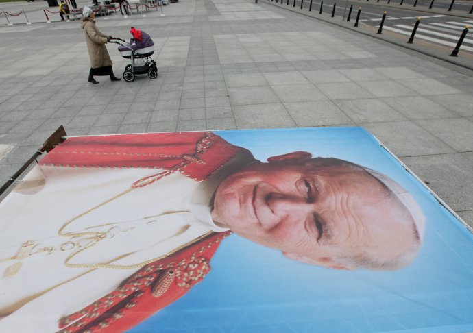 Na snímke veľký poster zosnulého pápeža Jána Pavla II. v apríli 2015 vo Varšave pri príležitosti 10. výročia jeho smrti. Foto - TASR/AP