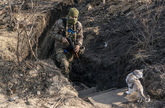 Na archívnej snímke z 2. novembra 2019 ukrajinský vojak vychádza zo zákopu na frontovej línii v Zolote, v regióne Luhanska na východe Ukrajiny. Foto – TASR/AP