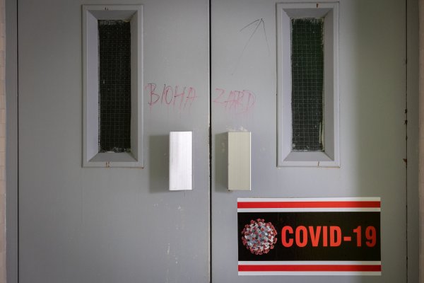 Pacienti s&nbsp;covidom pribúdajú. Mám v&nbsp;novej vlne meniť svoje správanie či nosiť rúško? (expertná anketa)