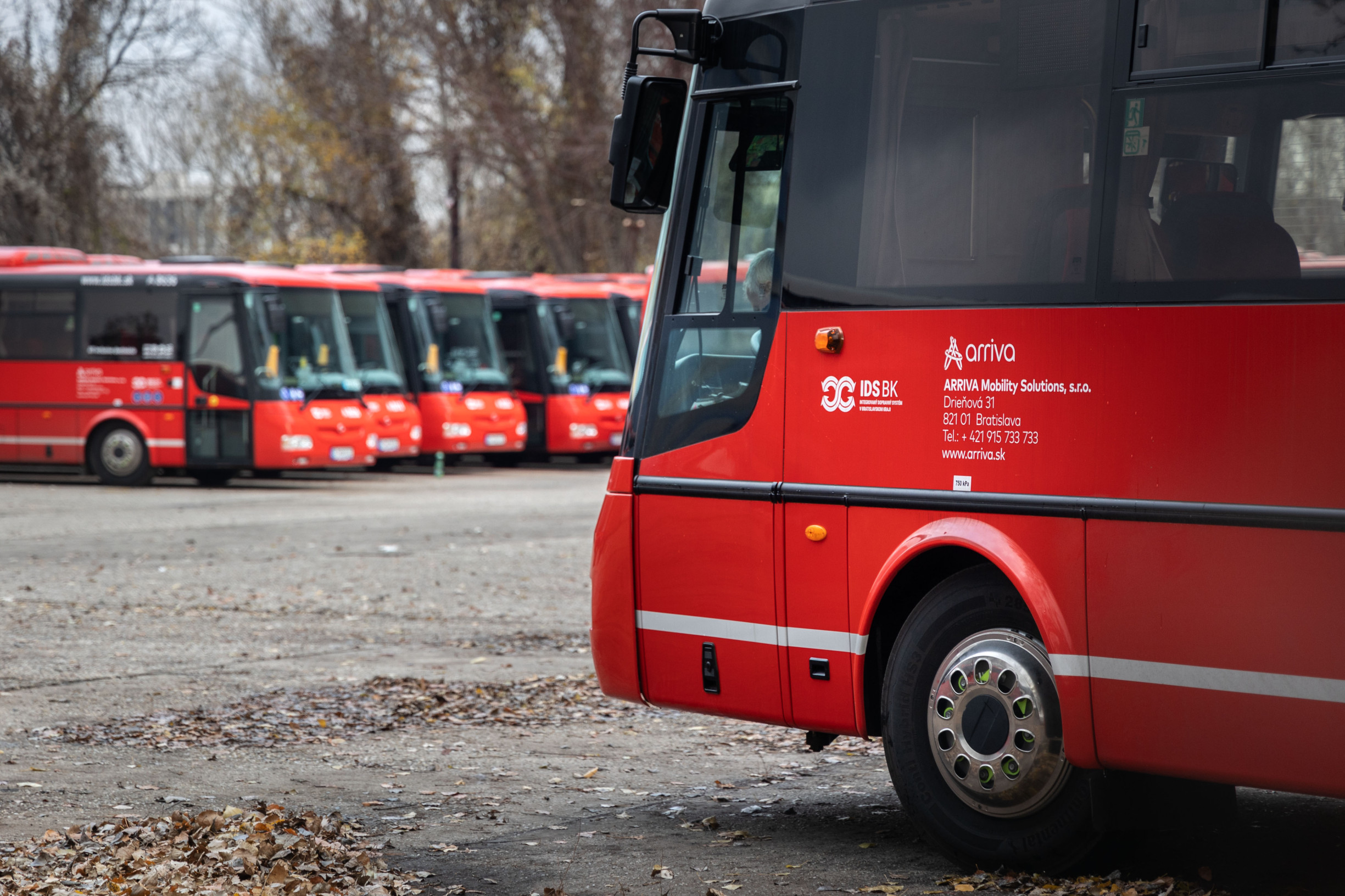 Železnice by na niektorých linkách mohli jazdiť autobusmi, navrhuje Ráž