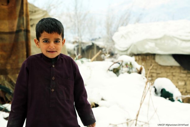 Zima 2019: Chlapec v tábore pre vysídlených ľudí neďaleko Kábulu.