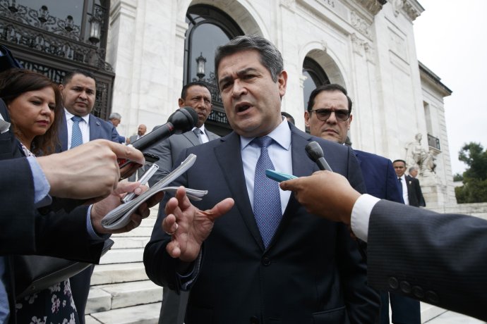 Honduraský prezident Juan Orlando Hernández odpovedá na otázky novinárov vo Washingtone v marci 2019. Foto - TASR