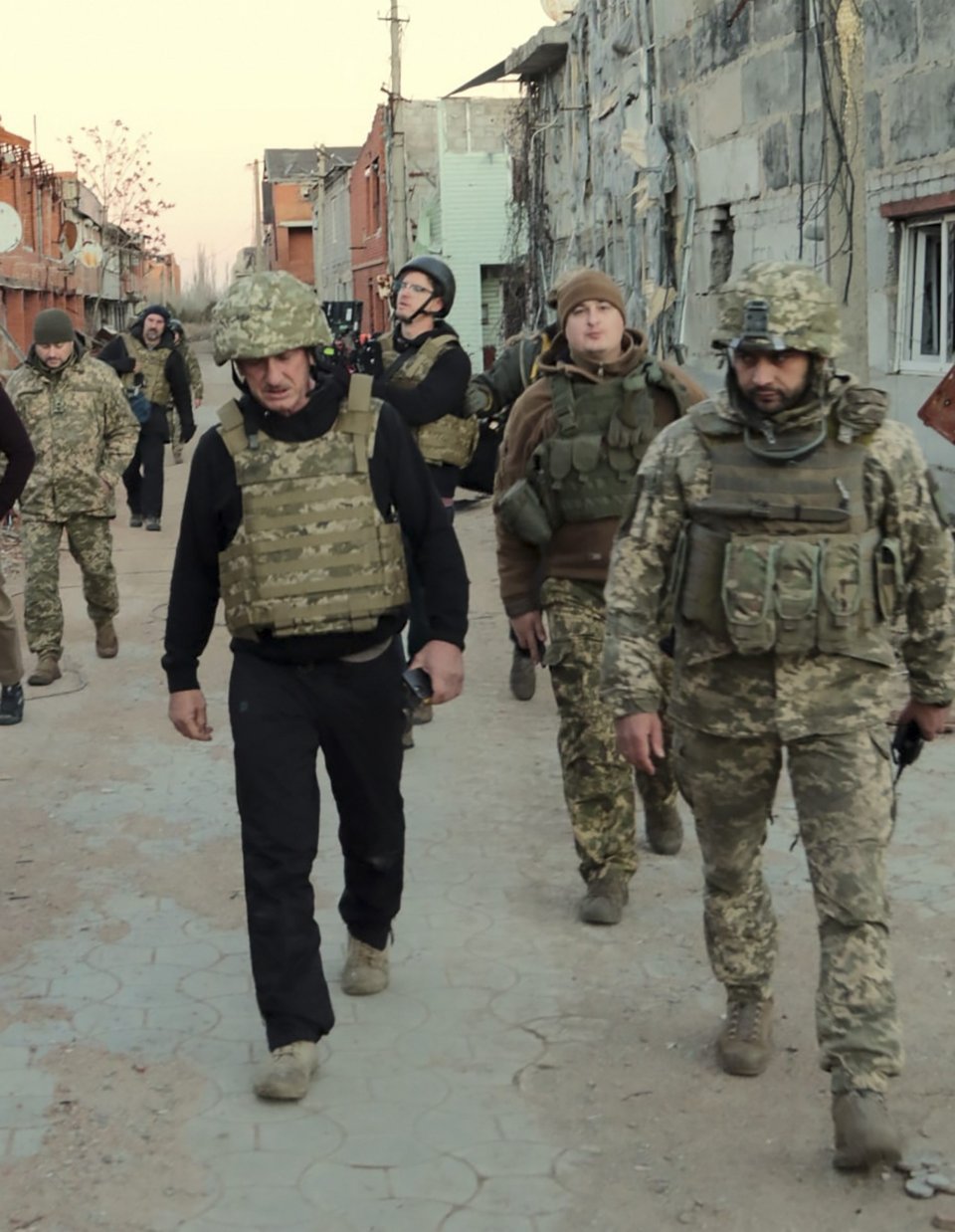 Sean Penn s ukrajinskými vojakmi na Donbase. Foto - tasr/ap/Ukrainian Joint Forces Operation Press Service