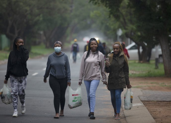 Študenti Technologickej univerzity v Tshwane v Juhoafrickej republike. Práve medzi mladými sa zatiaľ zrejme šíri nový variant. Foto - TASR/AP