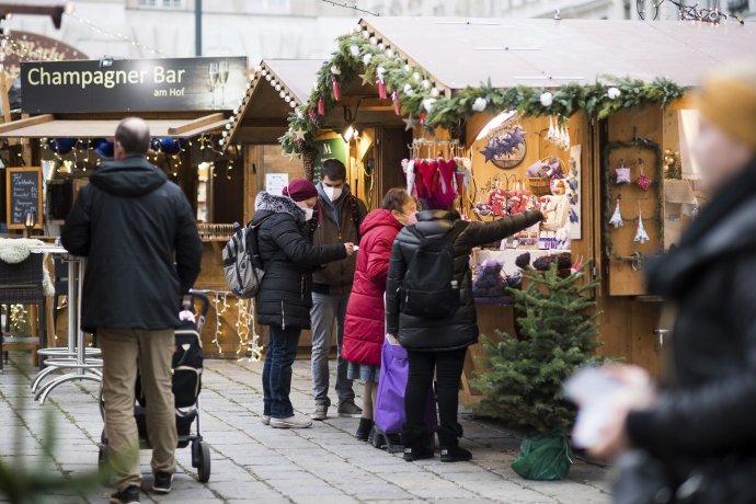 Vianočné trhy vo Viedni od pondelka zatvoria, pre lockdown sa otvoria možno až 12. decembra. Foto - TASR/AP