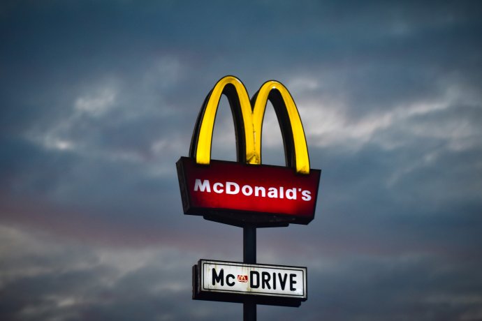 Občerstvenie v McDonald’s je v USA väčšinou jedlom pre zákazníkov s nižšími príjmami, a preto sa jeho zdraženie veľmi sleduje. Foto – Unsplash/Jurij Kenda
