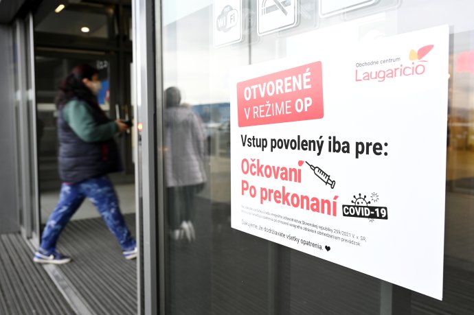 Oznam o vstupe povolenom iba pre OP - očkovaných a po prekonaní covidu-19 na vstupných dverách nákupného centra Laugaricio v Trenčíne. Foto - TASR
