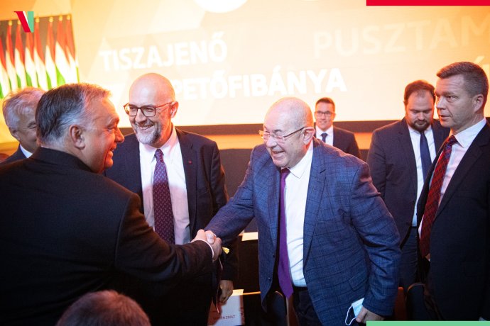 Viktor Orbán s politikmi zahraničných Maďarov. Prvý z prava Krisztián Forró, vedľa neho István Pásztor zo Srbska a Hunor Kelemen z Rumunska. Foto - FB Viktora Orbána
