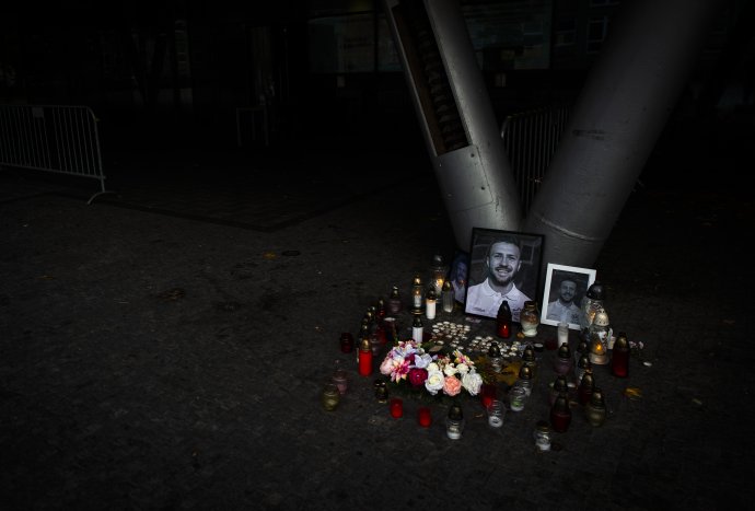 Spomienka na Borisa Sádeckého pred Zimným štadiónom Ondreja Nepelu. Foto - TASR/Martin Baumann