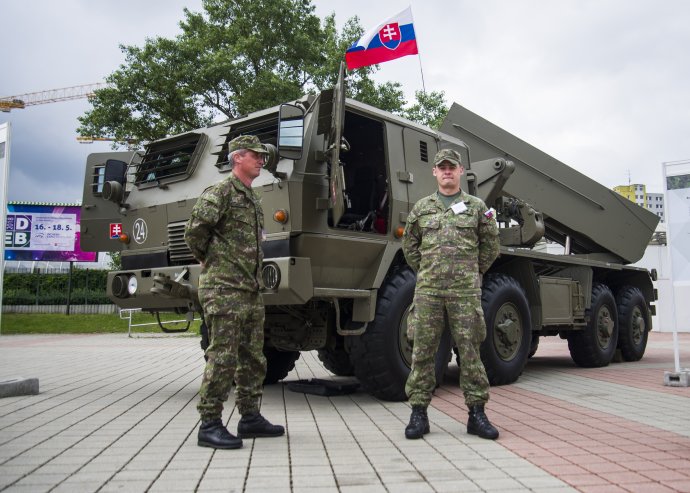 Vojaci by mali dostať ďalšie osemkolesové tatrovky, staršie vozidlá tohto typu slúžia napríklad ako nosiče rakiet. Foto - TASR
