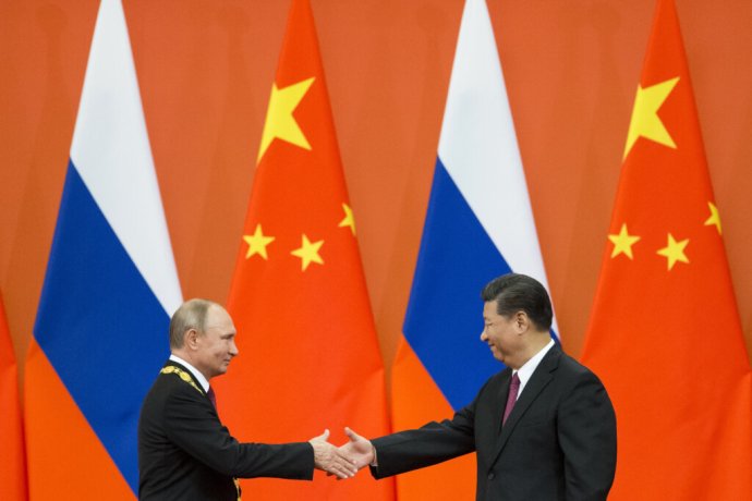Čínsky prezident Si Ťin-pching v roku 2018 odovzdal Medailu priateľstva Vladimirovi Putinovi. Foto – TASR/AP