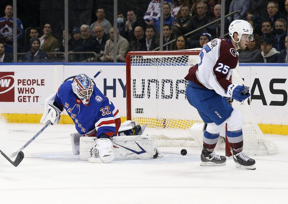 Brankár Adam Húska pri debute v NHL. Foto - TASR/AP