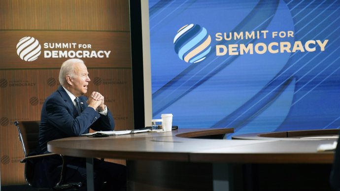 Americký prezident Joe Biden hovorí počas otvorenia virtuálneho samitu svetových lídrov o demokracii. Foto - TASR/AP